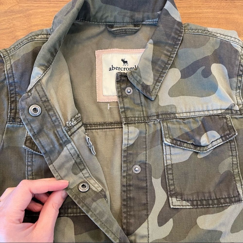 🍋 Abercrombie Kids • Unisex Long Sleeve Buttoned Green Camo Jacket - Picture 4 of 6